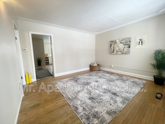 Building Photo - 20 Dunbar Rd N