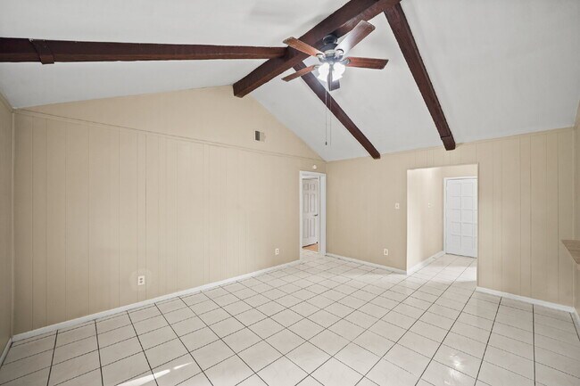 Building Photo - Charming home in Woodland Oaks Subdivision