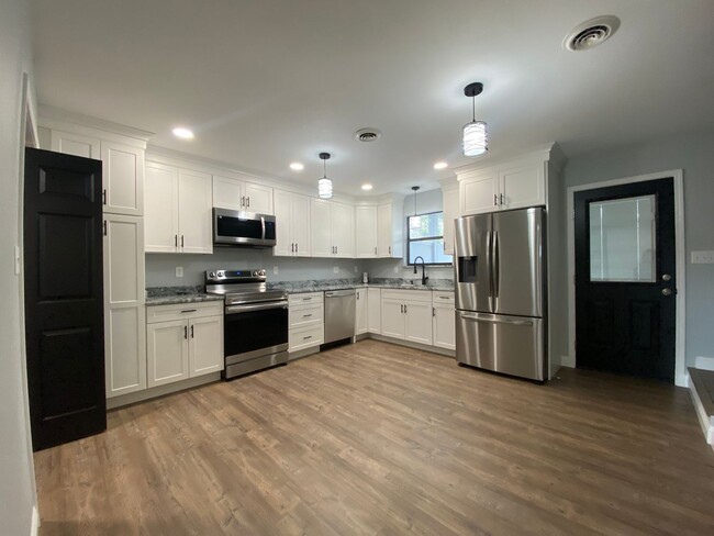 Building Photo - 3 Bedroom 1.5 Bath Condominium in Greenevi...