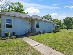 Building Photo - 1001 W Lampasas St