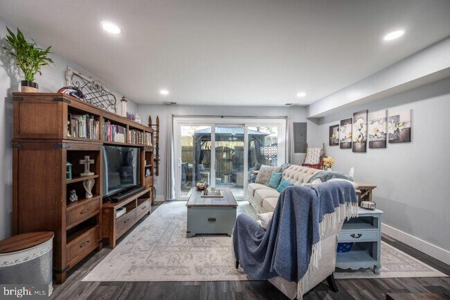 Building Photo - 8147 Kingsway Ct