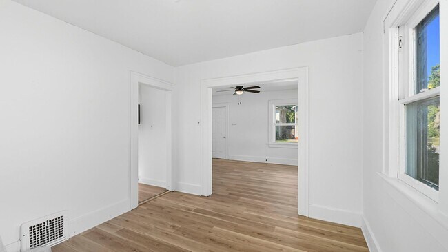 Building Photo - NEW LISTING! 2 Bedroom home!