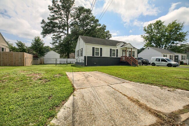 Foto del edificio - Call Sabrina Thomas at 757-767-0767 for more information