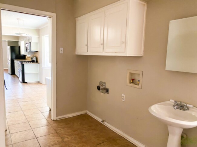 Building Photo - 6109 N Jim Miller Rd