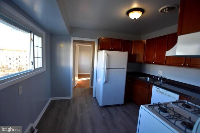 Building Photo - 2503 Van Buren St