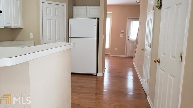 Foto del edificio - 950 Redwood Dr