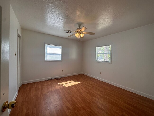 Foto del edificio - Spacious 3/2 with double lot