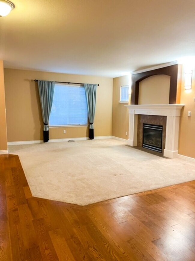 Building Photo - Gorgeous 4 bedroom home in Silver Creek Br...
