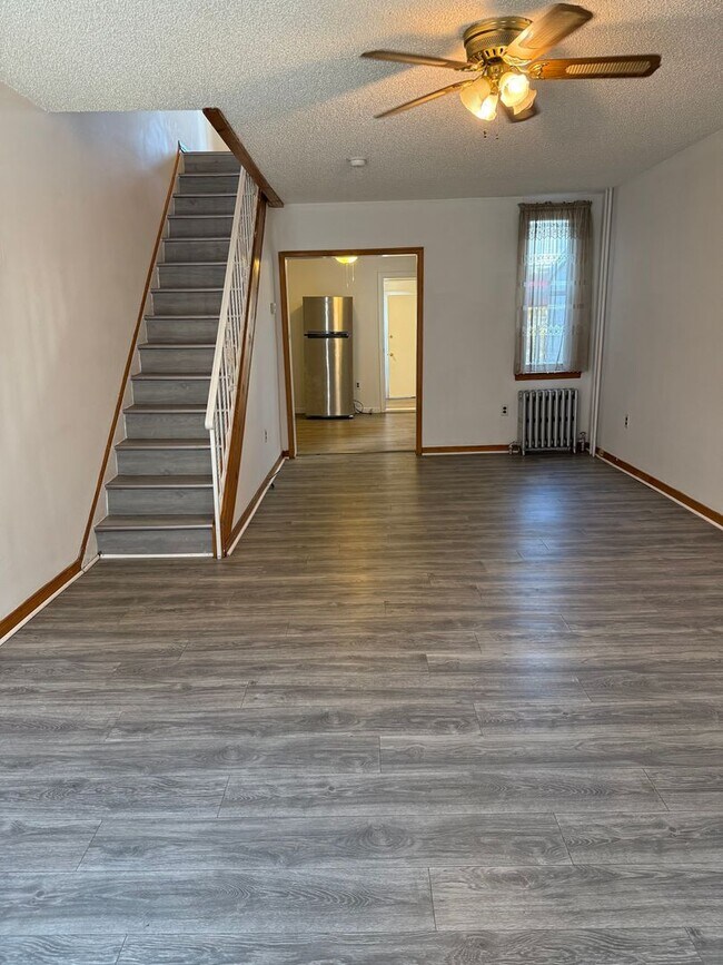 Building Photo - Charming 3-Bedroom Home in Port Richmond Available Now!