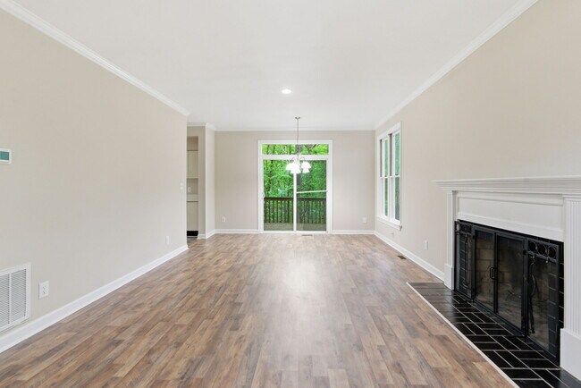 Building Photo - 102 Markham Dr