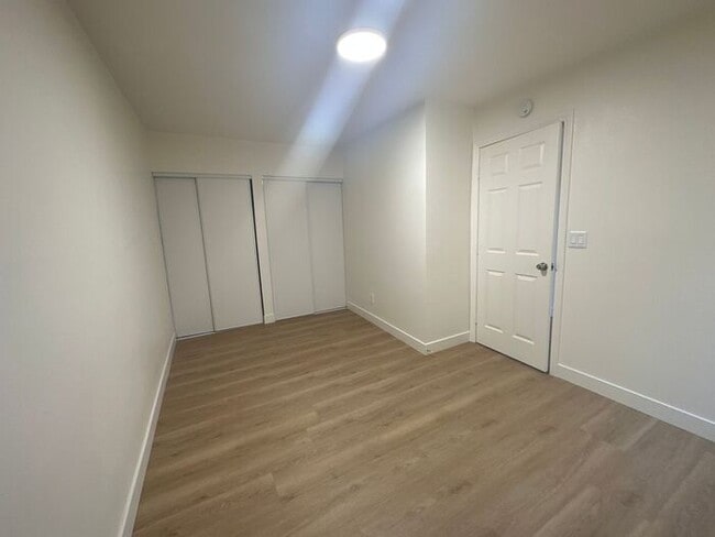 Building Photo - Situated in the Community of Newhall