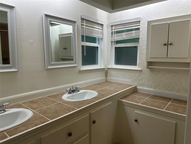 Building Photo - 3 W Woodtimber Ct