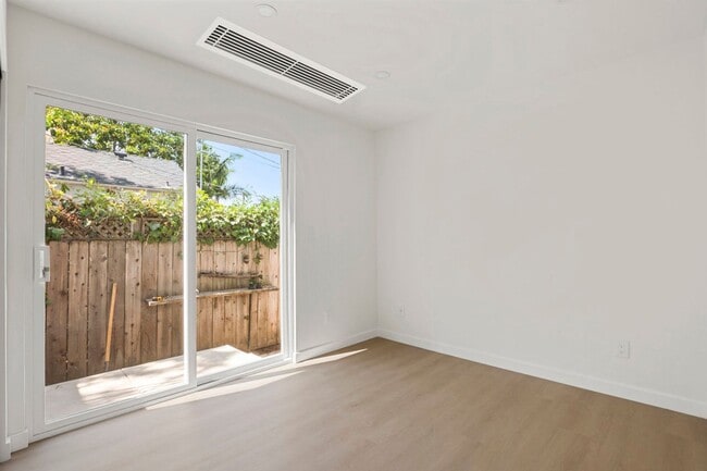 Building Photo - 1 Bedroom 1 Bath downstairs unit in Univer...
