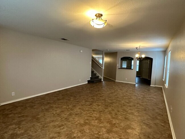 Foto del edificio - READY FOR MOVE IN- HUGE OVER 3000 SQ FT