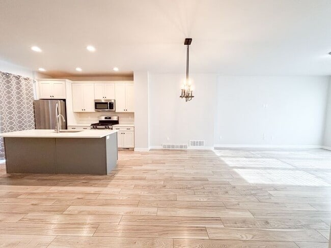 Building Photo - Stunning and Spacious 3BR 3BA Townhouse w/ Quartz Kitchen + Garage Parking + Modern Finishes in E...