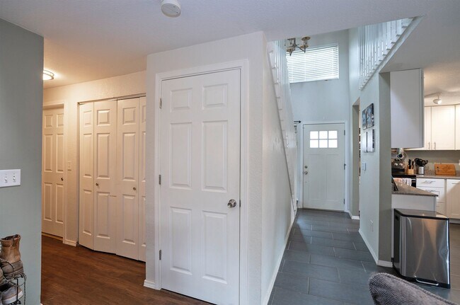 Foto del edificio - Spacious and Updated Rainier Meadows Home with Private Backyard