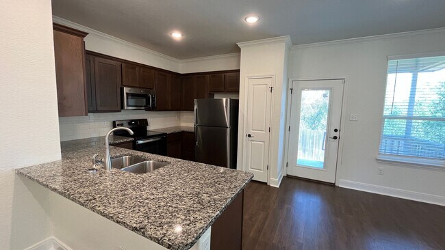 Foto del edificio - Lease This Gorgeous Townhome Today!