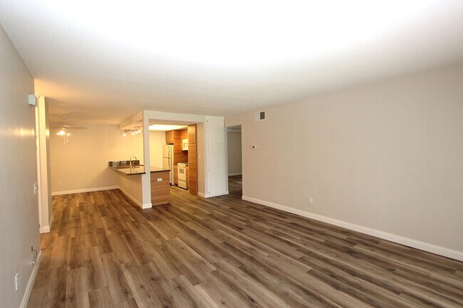 Foto del edificio - Light and bright 2 bedroom 2 bathroom condo available April 25, 2025