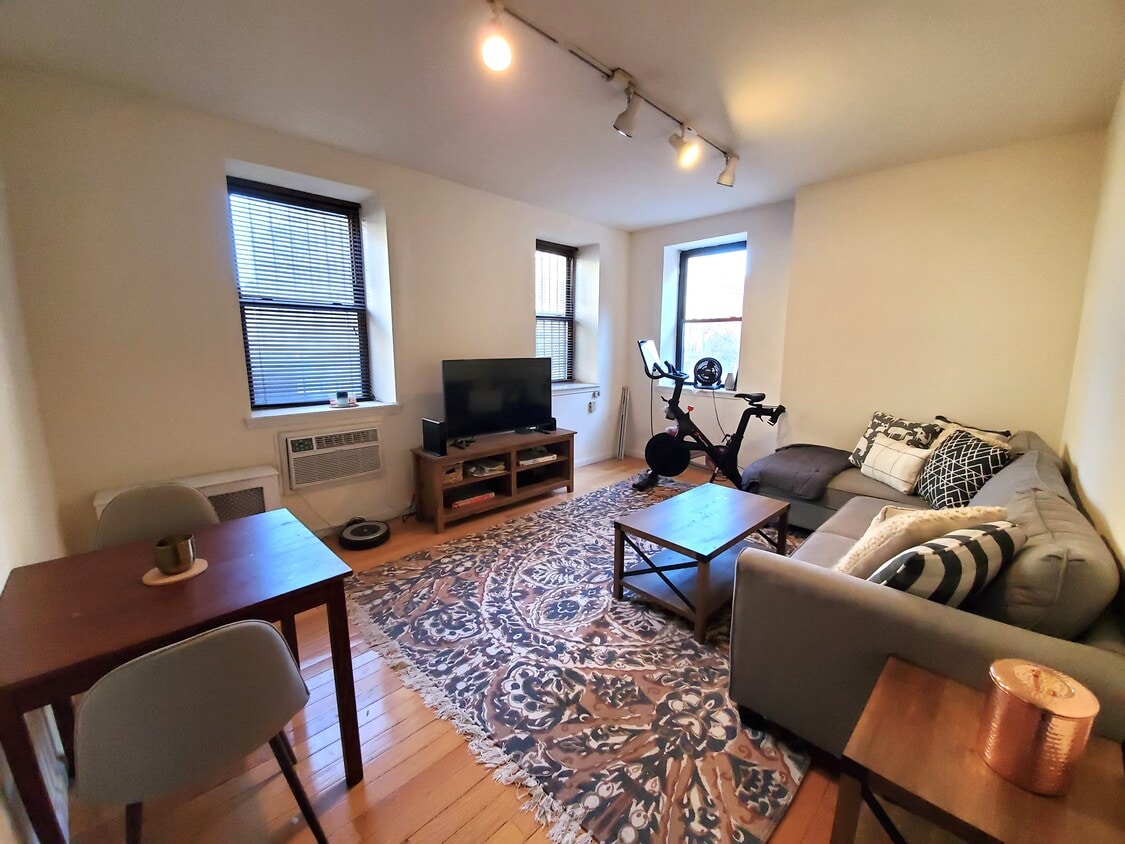 Primary Photo - 251 E 13th St