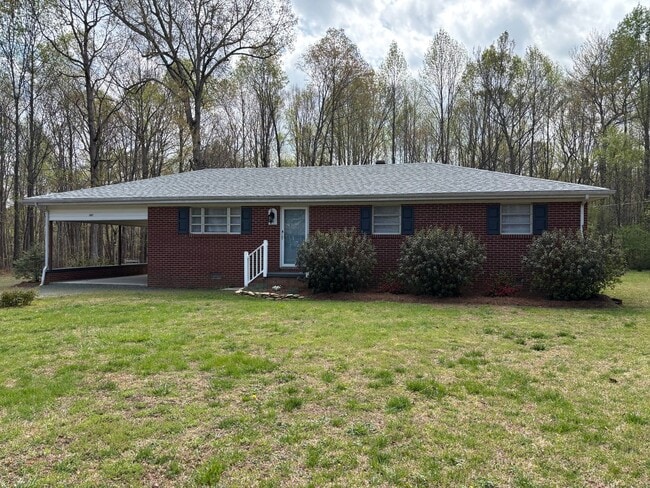 Building Photo - 3 BED, 1 BATH BRICK HOME