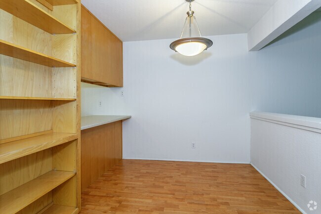 2HAB, 1,5BA - 978SF - The Drake and Anderson Court