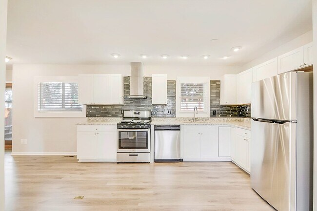 Building Photo - 7404 Pennsylvania Ct
