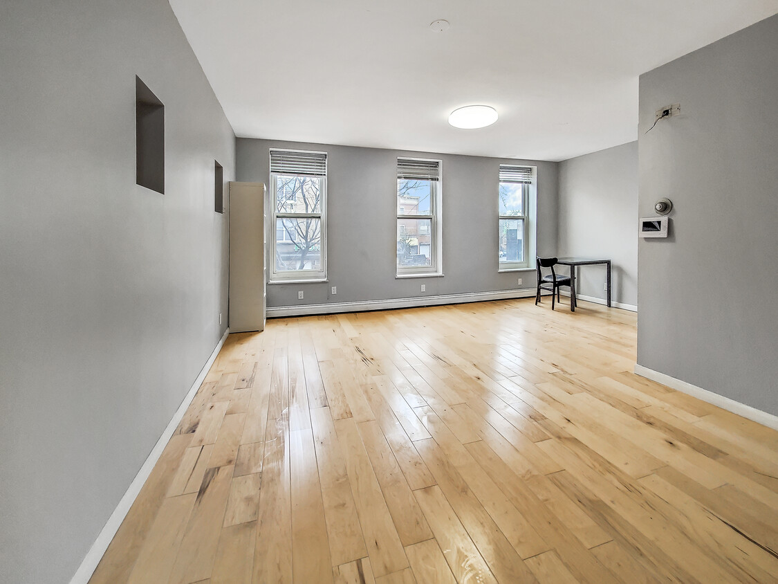 Huge Living room - 5750 Myrtle Ave