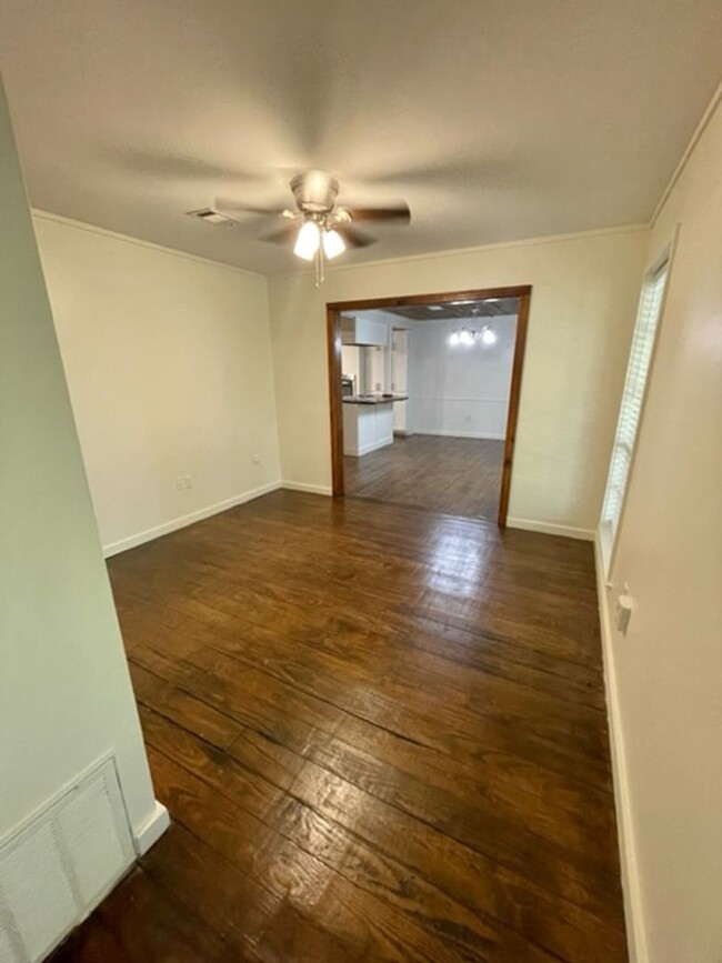 Building Photo - Charming 3 bedroom / 2 bath with Bonus Room