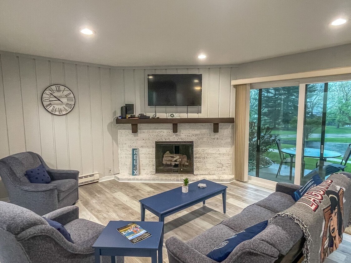 Primary Photo - Lake Views! 1BR|1BA Rental