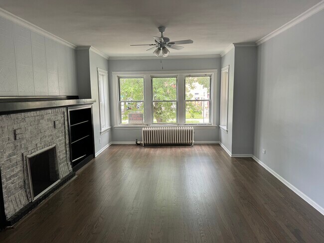 Building Photo - 5920 W Cullom Ave