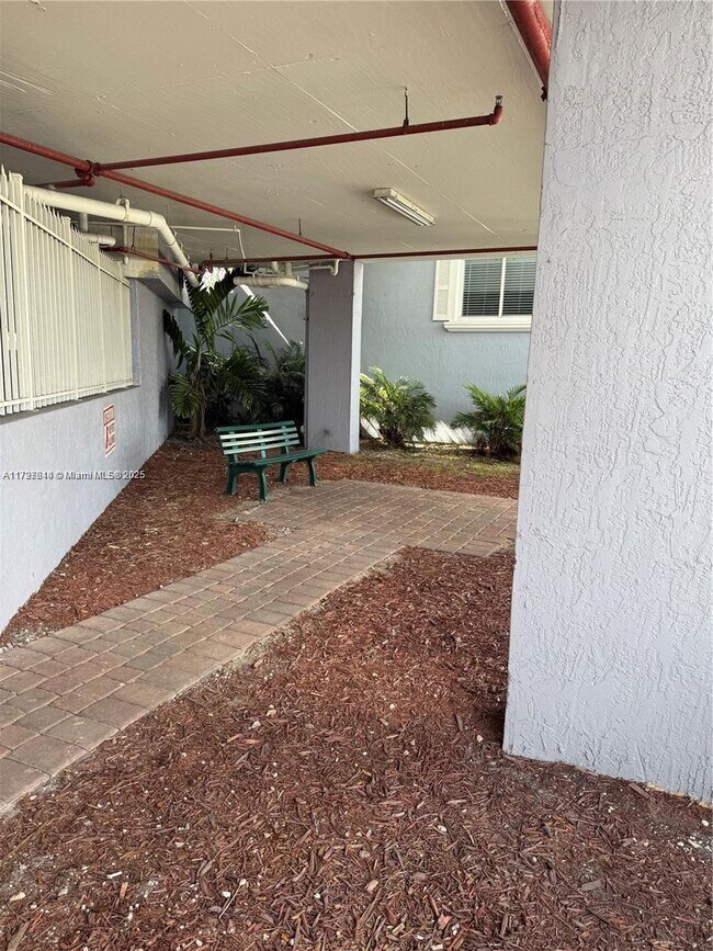 Foto del edificio - 2415 NW 16th St Rd