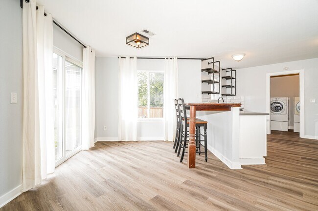 Building Photo - Updated 4 bedroom home in Devonshire neighborhood!