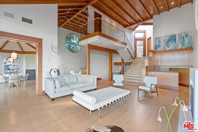 Foto del edificio - 323 Adelaide Dr