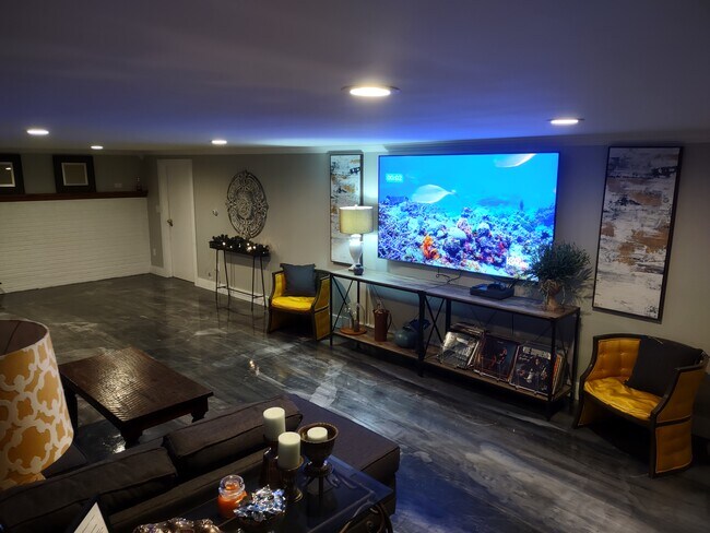 área de la sala de estar - 60 E State St