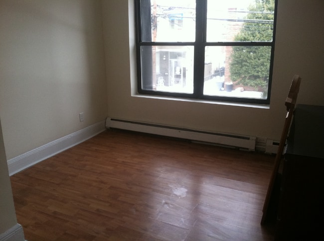 Building Photo - 495 Main St