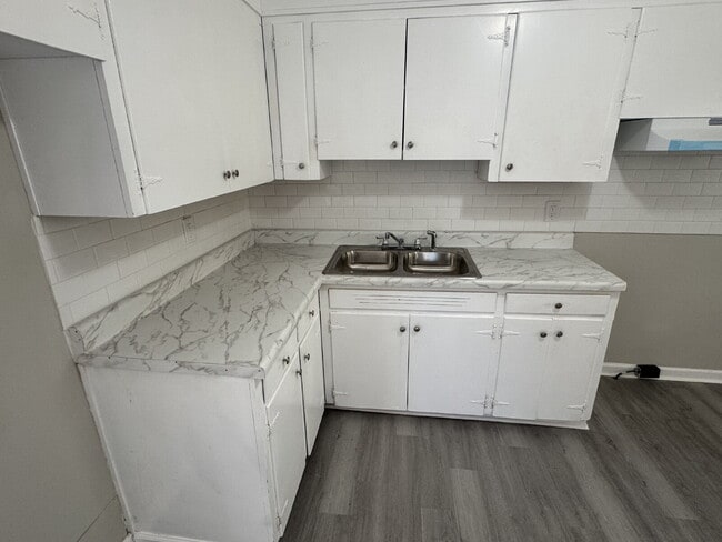 Foto del edificio - 120 Woodland Dr