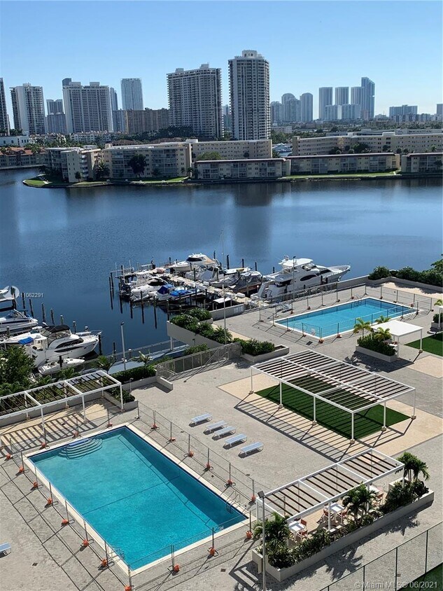 Foto principal - 18051 Biscayne Blvd