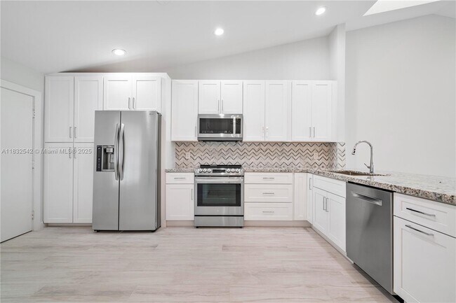 Foto del edificio - 8354 Waterford Ave