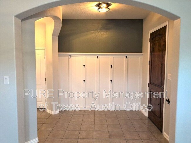 Building Photo - 1000 Farmhouse Dr