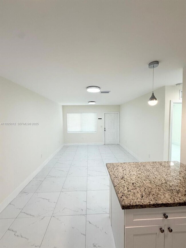 Foto del edificio - 335 NW 32nd St