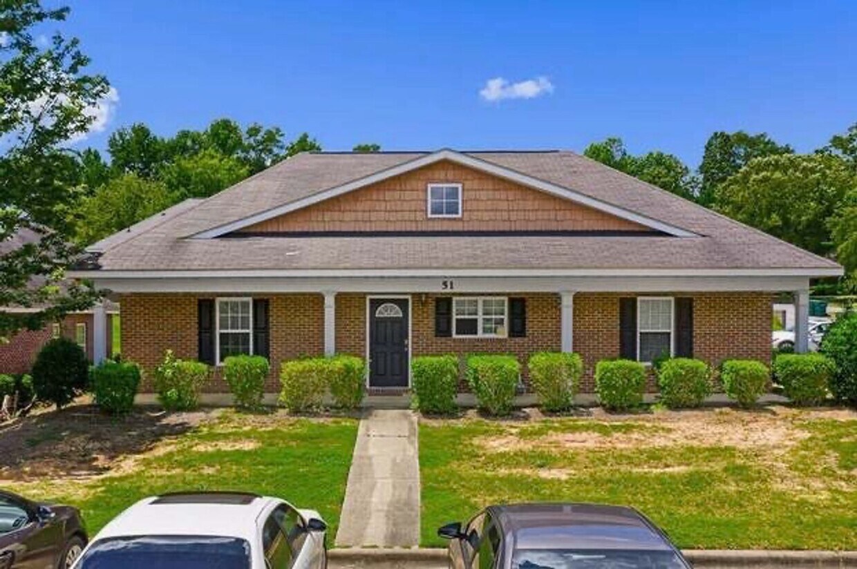 Primary Photo - 802 W Longleaf Dr
