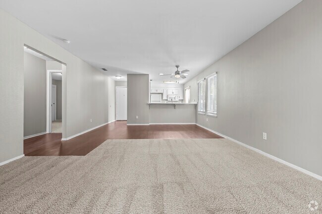 Vista desde la sala hacia la cocina. - Clipper Cove Apartments