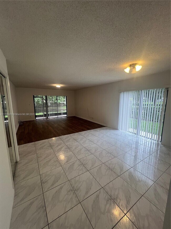 Foto del edificio - 440 Lakeview Dr