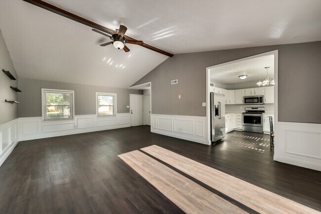 Foto del edificio - 4825 Trailwood Dr