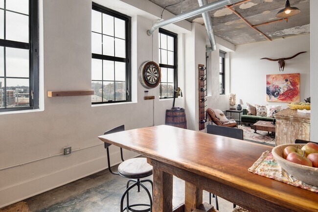 Foto del edificio - Sterchi Lofts #407 Authentic Urban living -  3 bedroom, 2 bath - FURNISHED - $2800 per month Spec...