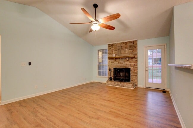 Foto del edificio - Amazing Brick Front Ranch Style Home With Open Floorplan, Brick Front Fireplace and Stainless App...