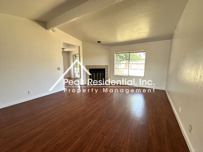 Building Photo - Spacious 3bd/2ba House with 2 Car Garage