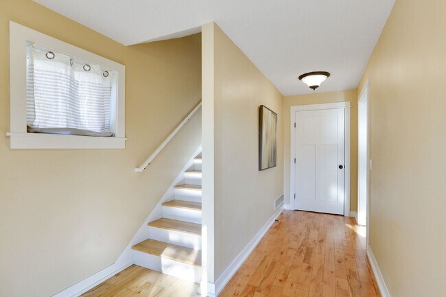 Foto del edificio - Charming 5-Bed Home with Hardwood Elegance in Minneapolis