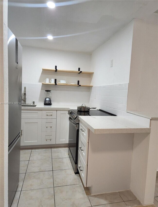 Foto del edificio - 666 W 81st St