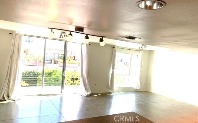 Foto principal - 285 W 6th St